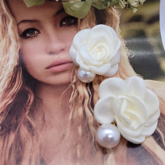 NWT Elegant Ivory Flower & Pearl Design Stud Earrings - Picture 10 of 14